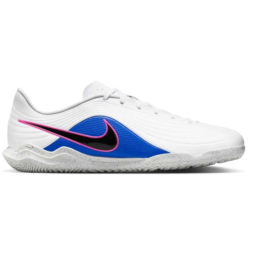 Tênis Nike Tiempo Maestro IC branco para futebol indoor, vista frontal com detalhes em azul e rosa
